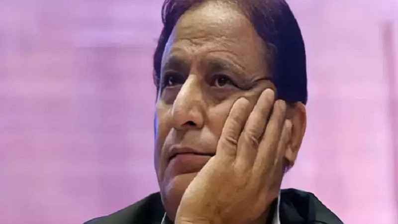 आजम खान और उनके करीबी के 30 से ज्यादा ठिकानों पर आयकर की छापेमारी जारी