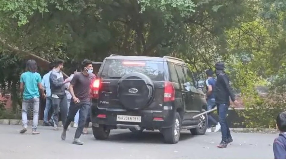 जेएनयू कैम्पस में भिड़े दो गुट,  जमकर मारपीट, बाहरी लोगों की एंट्री से बवाल