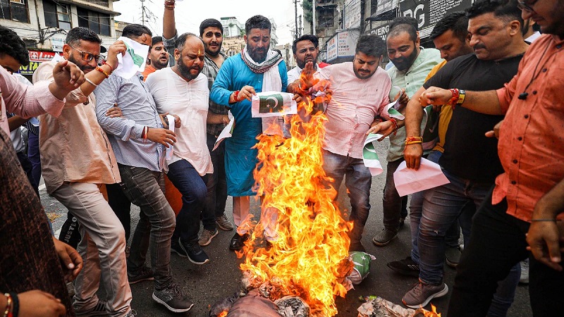 कश्मीर में बड़ी गलती कर गया पाकिस्तान? अब एयरस्ट्राइक के खौफ से कदम खींच रहा पीछे