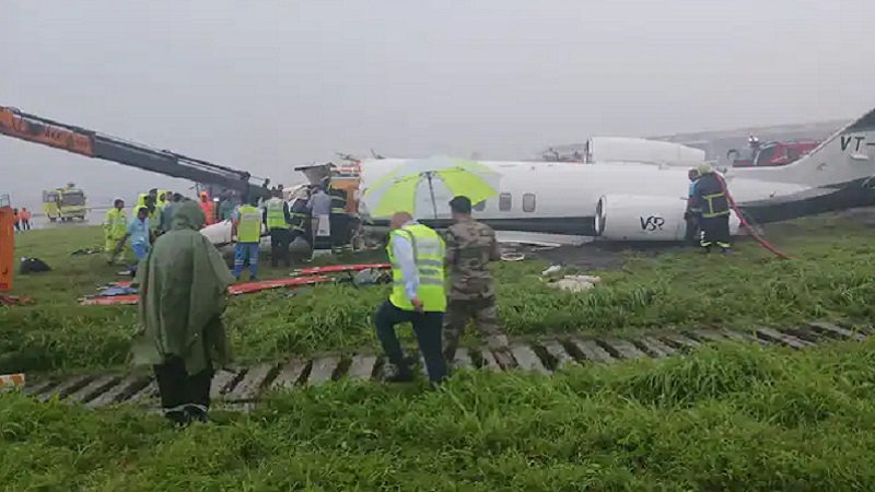 मुंबई एयरपोर्ट के रनवे पर फिसला चार्टर्ड प्लेन, 8 लोग जख्मी