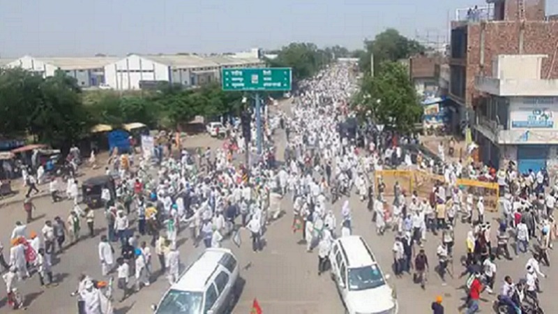 हरियाणा में हाईवे जाम: लाठियां लेकर बैठे किसान, ट्रैक्टर खड़े किए