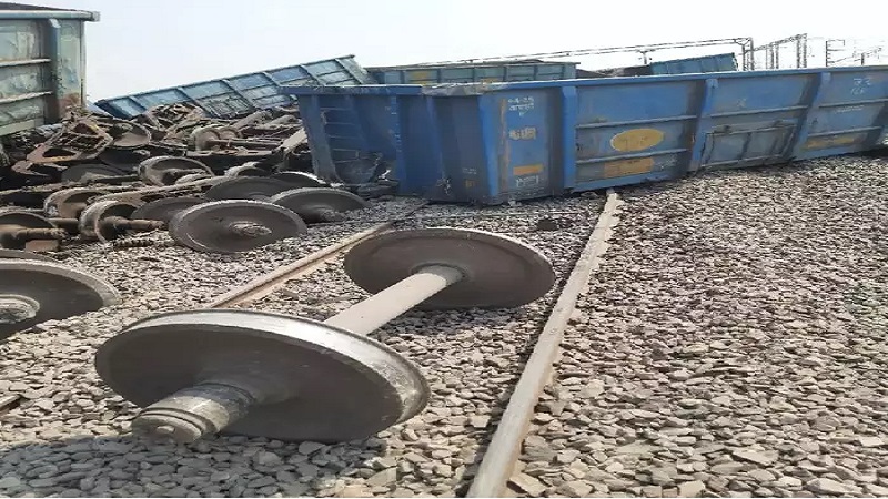 मालगाड़ी एक्सीडेंट: कई ट्रेनों का बदला रास्ता, कुछ को किया रद्द