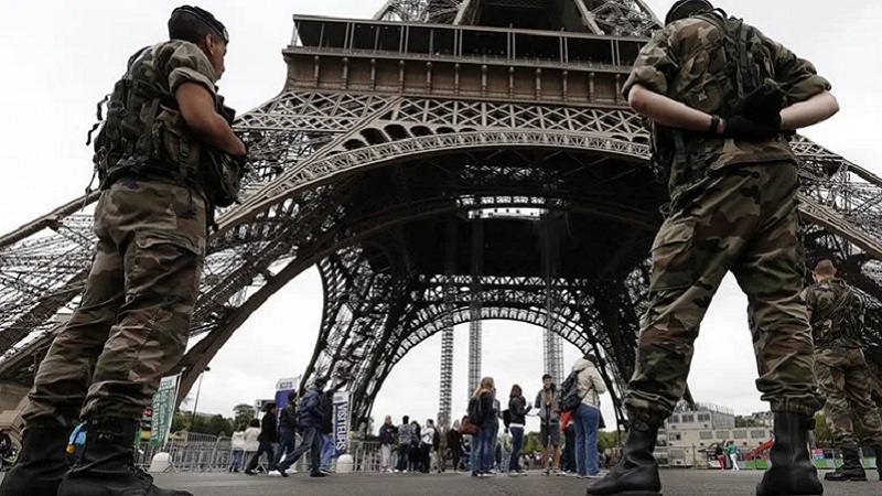 पेरिस में हड़कंप: बम की सूचना के बाद खाली करवाया गया एफिल टावर