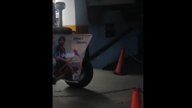 गदर 2 के लिए ऐसी दीवानगी, ट्रैक्टर पर बैठकर थिएटर पहुंचे लोग, क्रेज देख हैरान हुई सोशल मीडिया की जनता