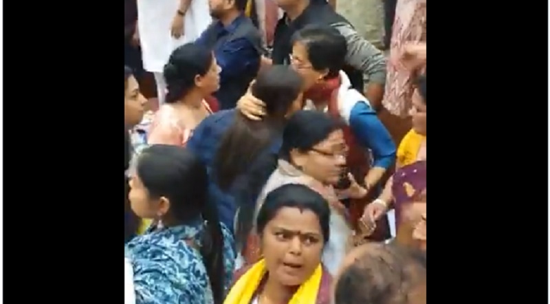 MCD Election 2023 : आतिशी ने आखिर कान में क्या फूंका कि महिला पार्षद हो गई आपे से बाहर और दिखा दिया विकराल रूप