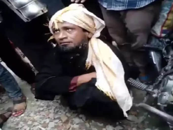 रामलीला में बुर्का पहन घूम रहा था युवक, पकड़ा तो बोला ..अल्लाह की मर्जी से आया हूं