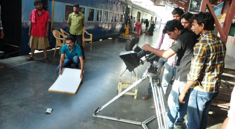 पहियों के साथ पर्दे पर भी खूब चलती हैं मुंबई की लोकल ट्रेन...शूटिंग से करोड़ों की कमाई