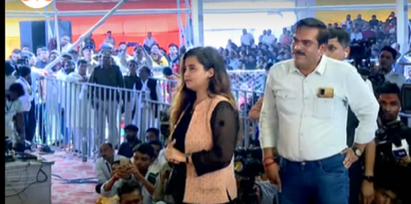 Bageshwar Dham News : बागेश्वर धाम के धीरेंद्र शास्त्री ने मीडिया को दिखाया ‘चमत्कार’... बोले-ध्यान से देख लो, आज के बाद नहीं दूंगा कोई सफाई