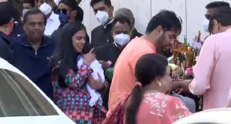 जुड़वां बच्चों के साथ अमेरिका से लौटीं ईशा अंबानीः देशभर के बड़े पंडित करेंगे पूजा, 300 किलो सोने का होगा दान