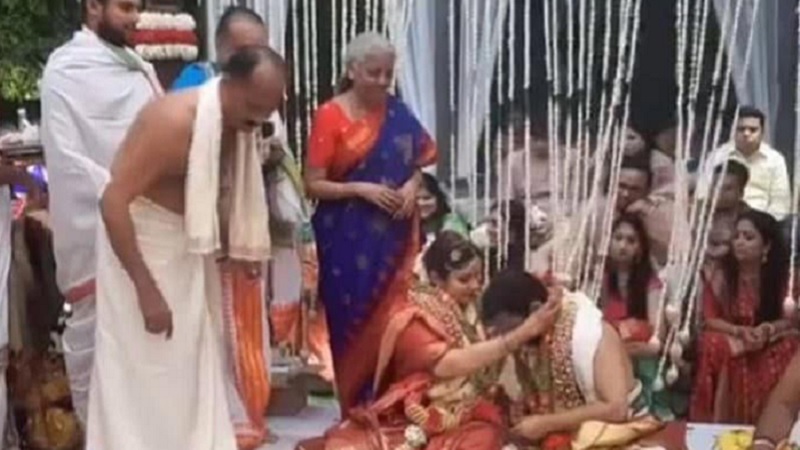 पीएम मोदी के ओएसडी की हमसफर बनीं वित्त मंत्री निर्मला की बेटी