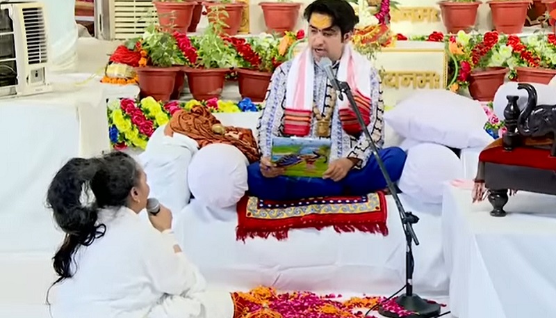 बागेश्वर धाम में धीरेंद्र शास्त्री ने खोल के रख दिया महिला के पति के मर्डर का राज, सीबीआई जांच की मांग को लेकर चार साल से नहीं धोए बाल..!