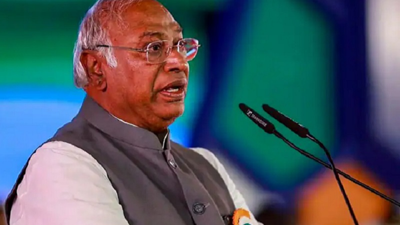 Mallikarjun Kharge Remarks : ‘पीएम मोदी जहरीले सांप की तरह, अगर आप...’, कांग्रेस चीफ मल्लिकार्जुन के बोल से बवाल