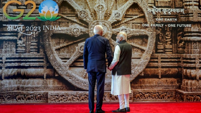 8 मोटी, 8 पतली तीलियों के बीच 30-30 बिंदु... मोदी की बाइडेन को दिखाई सूर्य घड़ी में और क्या-क्या?