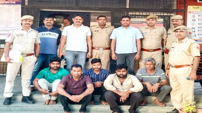 हाईवे पर खड़े वाहनों से डीजल चुराने वाली गैंग के 5 लोग गिरफ्तार
