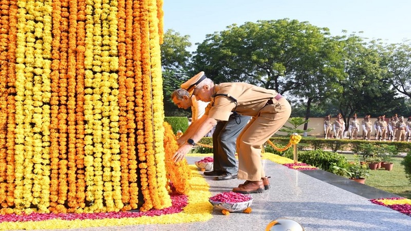 प्राणों की आहुति देने वाले पुलिसकर्मियों को डीजीपी ने नम आंखों से दी श्रद्धांजलि
