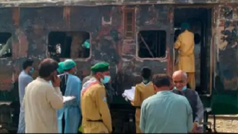 Pakistan Train Fire : पाकिस्तान में द बर्निंग ट्रेन...! कराची एक्सप्रेस की बोगी में 4 बच्चों समेत 7 की मौत