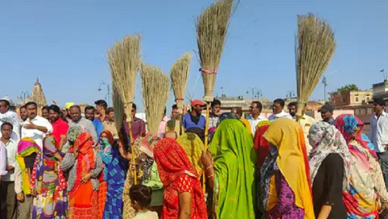 राजस्थान में सफाई कर्मचारियों की भर्ती स्थगित : वाल्मीकि समाज के विरोध को देखते हुए सरकार ने जारी किए आदेश