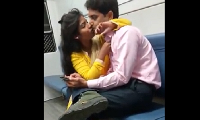 लोकल ट्रेन में बेकाबू हुई लड़की... लड़का रोकता रहा लेकिन लड़की ने लगा दी चुंबनों की झड़ी, वीडियो हुआ वायरल