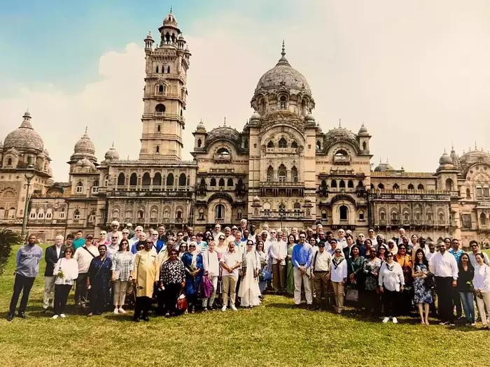 बकिंघम पैलेस से बड़ा महल.. देखते रह गए 52 देशों के राजदूत