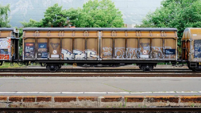 ओडिशा: आंधी-तूफान से खिसका मालगाड़ी का रैक, छह मजदूरों की मौत