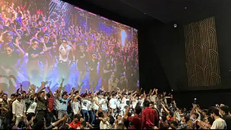 जयपुर में जवान का क्रेज, स्क्रीन पर लगाने पड़े बाउंसर: ढोल-नगाड़ों पर नाचते-गाते पहुंचे, शाहरुख खान के फैन