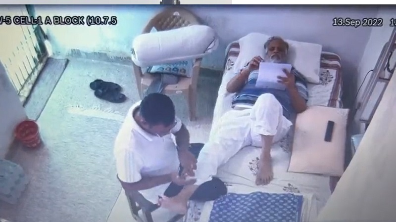 जेल में नेताजी के जलवे..! आप नेता सत्येंद्र जैन का हेड, बॉडी मसाज करवाते सीसीटीवी फुटेज जारी