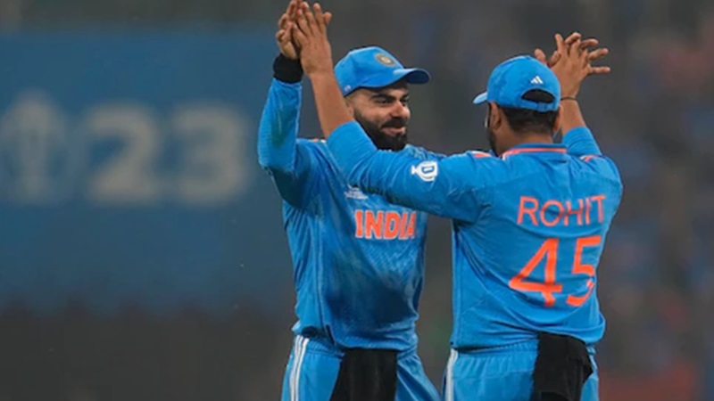 बीच मैच में रोहित शर्मा क्यों हुए परेशान? विराट कोहली को भेजा था संदेश, वीडियो वायरल