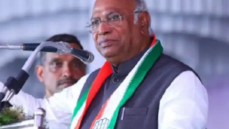 केजरीवाल के आगे सरेंडर की मुद्रा में कांग्रेस..! सीबीआई के नोटिस के बहाने खरगे ने घुमाया फोन
