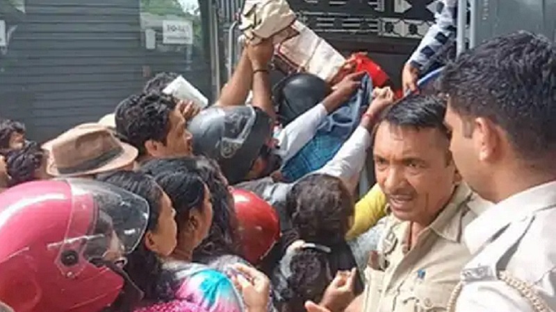 सस्ते टमाटर के लिए धक्कामुक्की: जयपुर में बुलानी पड़ी पुलिस