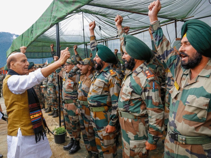 आज दुनिया कान खोलकर सुनती है, रक्षामंत्री ने बताई भारत की हैसियत