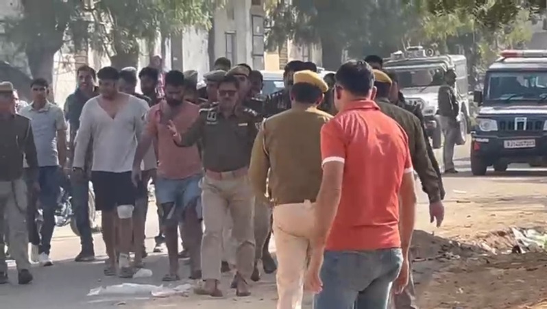 पुलिस को धमकी दे रहे थे गैंगस्टर, पुलिस ने जींस टीशर्ट फाड़कर भिखारी बना दिया..!