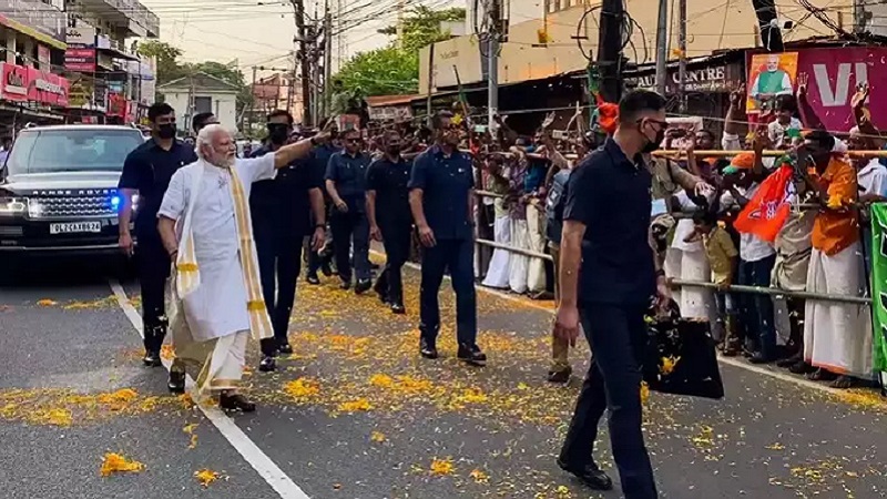 Kerala : धमकियां दरकिनार, केरल में पैदल चले मोदी: कोच्चि के रोड शो में बरसे फूल-लगे नारे