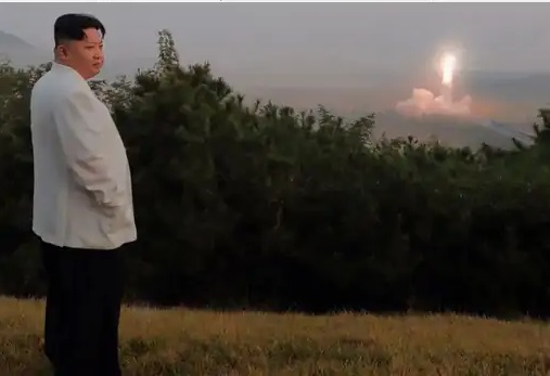 हथियारों की होड़ः नॉर्थ कोरिया ने पहली बार पानी के अंदर से दागी एटमी मिसाइल