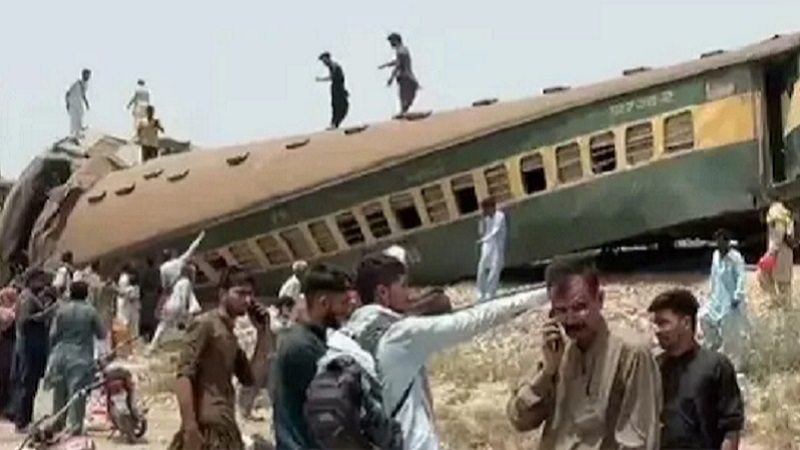 पाकिस्तान में भीषण रेल हादसा: हजारा एक्सप्रेस पटरी से उतरी, 33 लोगों की मौत