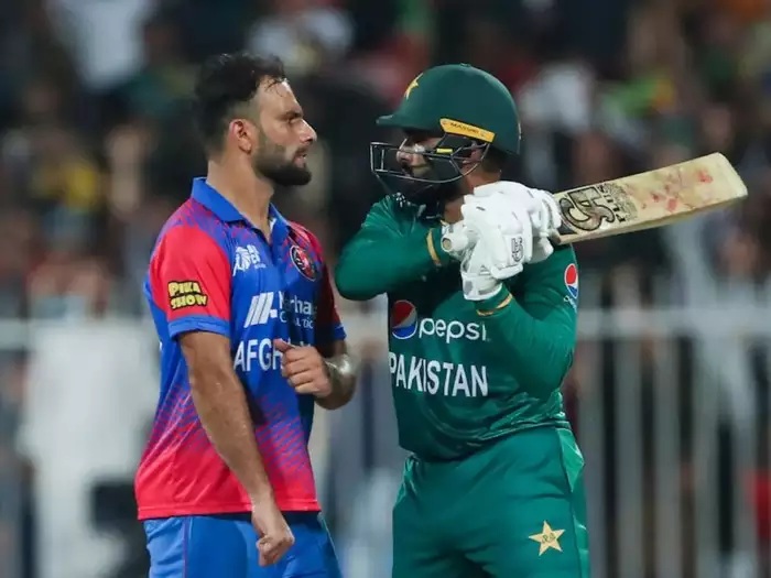 हवाई अड्डे पर उतरते ही आसिफ ने फैंस पर उठाया हाथ