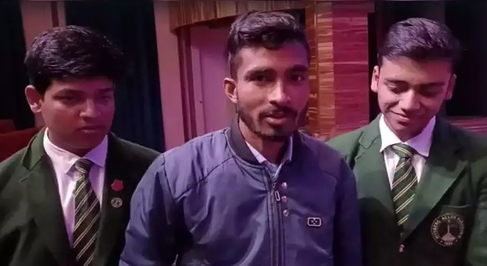 वाह बच्चों..! डेढ़ लाख जुटाकर गुब्बारे वाले को दिलाया नकली पांव