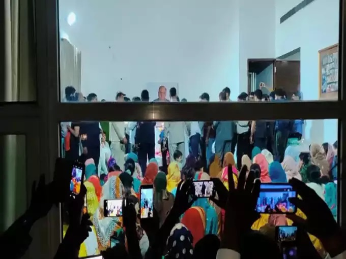 जब तक सूरज चांद रहेगा ... नारों से गूंजता रहा मुलायम का सैफई, रातभर जागी जनता