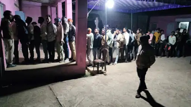 एमपी की 230 सीटों पर 76 फीसदी से ज्यादा वोटिंग: पिछले चुनाव का रिकॉर्ड टूटा, सिंध नदी में तैरकर वोट डालने पहुंचे 350 लोग