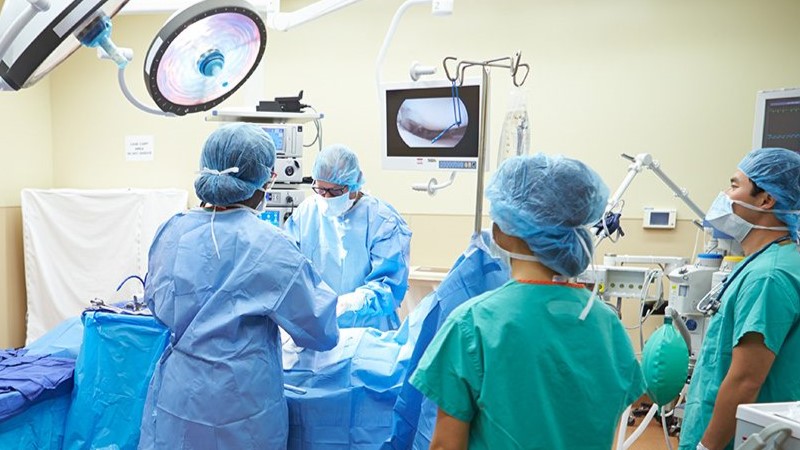 मध्य प्रदेश: 15 डॉक्टरों की टीम ने मिलकर बचायी बुजुर्ग की जान.. शरीर से निकाले फंसे तीन जहरीले तीर