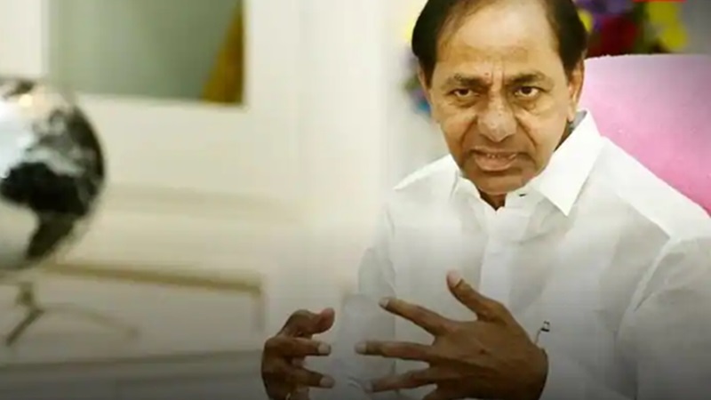 लड़खड़ा कर गिरे केसीआर, पीठ और पैर में आई चोट, अस्पताल में भर्ती