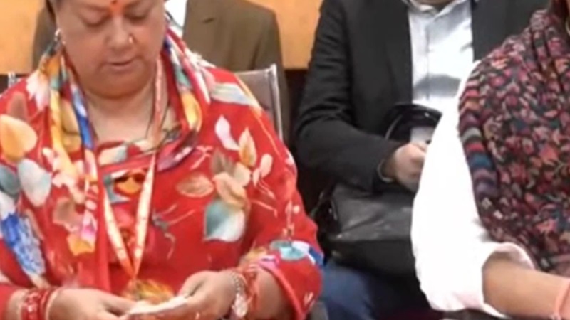 पर्ची खोलीं, पढ़ीं और घोषणा के ठीक बाद मंच से नीचे उतर गईं वसुंधरा! ‘प्रेशर पॉलिटिक्स’ काम न आई