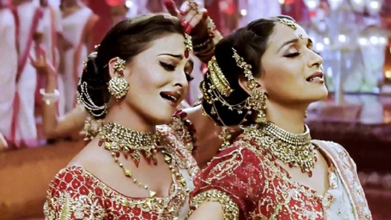 20 करोड़ का बना कोठा, हीरोइन ने पहना 30 किलो का लहंगा...!  42 साल बाद देखी इतने बड़े बजट की फिल्म