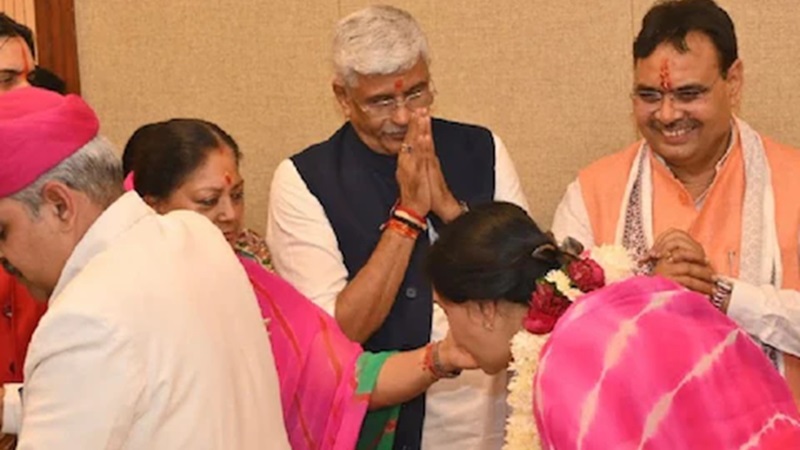 यही पाॅलिटिक्स है भैया ! दीया कुमारी ने छुए वसुंधरा राजे के पैर... अदालत में जिससे है ‘दुश्मनी’, उसी से बात करते दिखे गहलोत