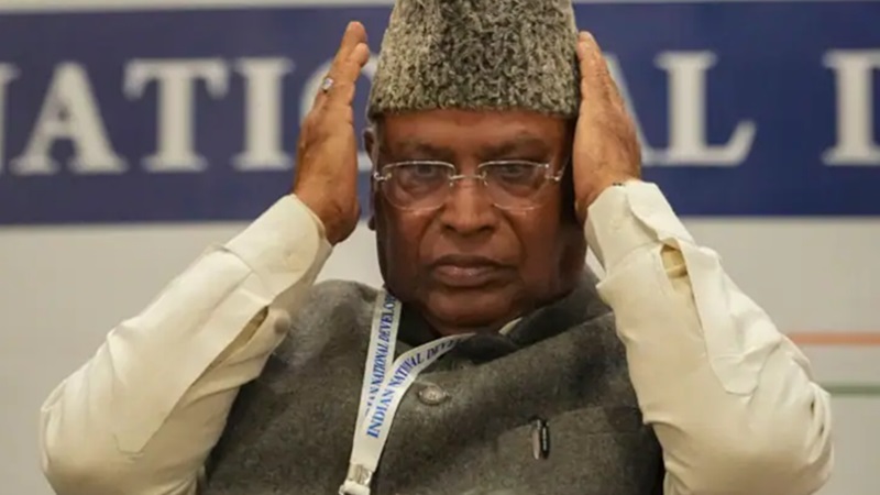 विपक्ष के पीएम चेहरे के लिए मल्लिकार्जुन खरगे का नाम ममता बनर्जी ने क्यों किया आगे? 