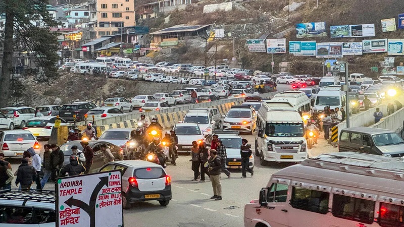 ये मजा न बन जाए सजा ! पहाड़ों पर बढ़ रहा है पर्यटकों का बोझ