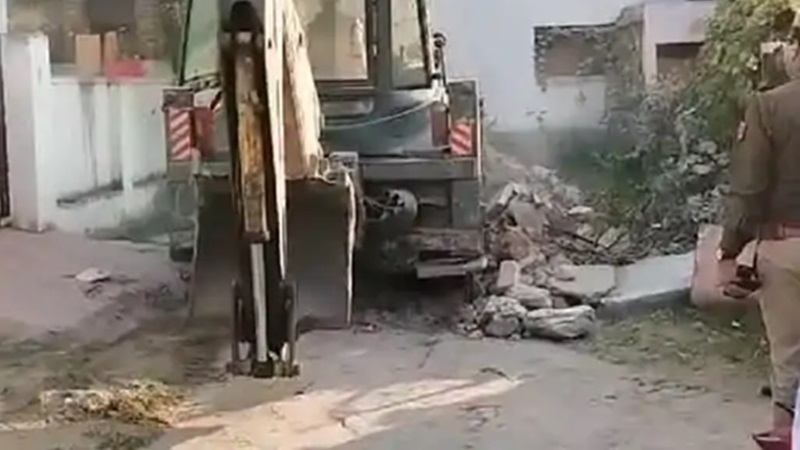 गोगामेड़ी की हत्या के आरोपी के घर पर चला बुलडोजर