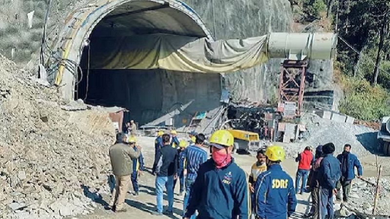 सुरंग में फंसे सभी 40 मजदूर सुरक्षित, बचावकर्मियों ने साधा संपर्क, पाइप से पहुंचाया खाना-पानी
