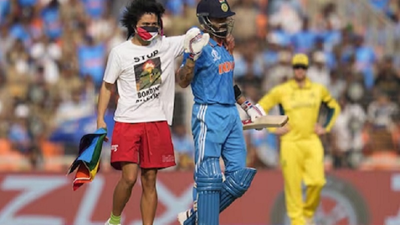 सुरक्षा में सेंध ! विराट कोहली के पास पहुंचा फिलिस्तीनी समर्थक, पुलिस ने लिया एक्शन, चेहरे पर लगा था मास्क