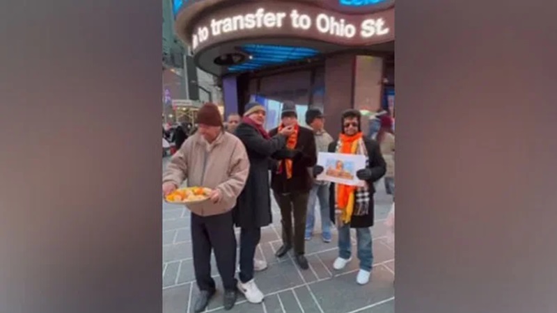 विदेश में राम मंदिर की प्राण प्रतिष्ठा को लेकर धूम, अमेरिका के टाइम्स स्क्वायर में बांटे गए लड्डू