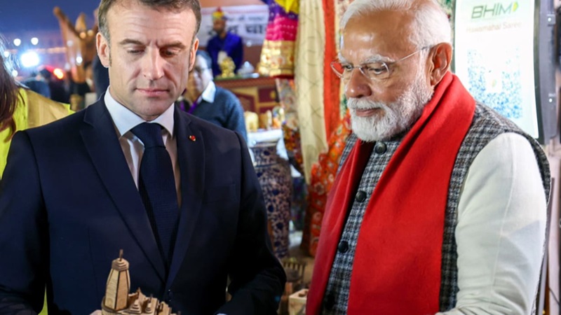 जयपुर में ‘मित्र’ मैक्रों के साथ पीएम मोदी ने किया रोड शो, उपहार में दी राम मंदिर की प्रतिकृति 